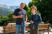 Lennart Neumüller (Jonas Kaufmann, r.) macht sich Sorgen um seinen Bruder und sucht Rat bei Dr. Martin Gruber (Hans Sigl, l.). Lennart Neumüller (Jonas Kaufmann, r.) macht sich Sorgen um seinen Bruder und sucht Rat bei Dr. Martin Gruber (Hans Sigl, l.).