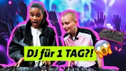 POV-Host Kiki (links) und die 19-jährige DJ Helie stehen vor einer feiernden Clubmenge am DJ-Pult. Ihre überraschten und konzentrierten Blicke zeigen, wie aufregend das Auflegen sein kann - während die Folge auch den Druck hinter dem DJ-Leben thematisiert. POV-Host Kiki (links) und die 19-jährige DJ Helie stehen vor einer feiernden Clubmenge am DJ-Pult. Ihre überraschten und konzentrierten Blicke zeigen, wie aufregend das Auflegen sein kann - während die Folge auch den Druck hinter dem DJ-Leben thematisiert.