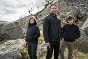 Orla McDonnell (Nessa Matthews, l.), Donal McDonnell (Diarmaid Murtagh, M.) und Fergal McDonnell (Mark McKenna, r.) stecken hinter der Entführung von Elliot. Die Frage ist nur, warum? Orla McDonnell (Nessa Matthews, l.), Donal McDonnell (Diarmaid Murtagh, M.) und Fergal McDonnell (Mark McKenna, r.) stecken hinter der Entführung von Elliot. Die Frage ist nur, warum?
