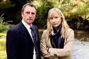 Brokenwwoods langjähriger Polizeichef Gary McLeod (Mark Clare) und Kristin Sims (Fern Sutherland) bekommen Shepherd vor die Nase gesetzt. Brokenwwoods langjähriger Polizeichef Gary McLeod (Mark Clare) und Kristin Sims (Fern Sutherland) bekommen Shepherd vor die Nase gesetzt.