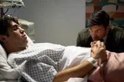 DCI Boyd gewinnt das Vertrauen von Samir, indem er im Krankenhaus mit ihm betet.