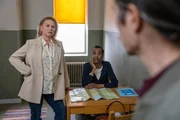 Polizist Mats (Kristofer Kamiyasu, r.) fragt sich, warum Tilda (Malin Levanon, l.) und Ibraahin (Nasir Farah Dhagole, M.) zusammen eine Karte der Umgebung studieren. Polizist Mats (Kristofer Kamiyasu, r.) fragt sich, warum Tilda (Malin Levanon, l.) und Ibraahin (Nasir Farah Dhagole, M.) zusammen eine Karte der Umgebung studieren.