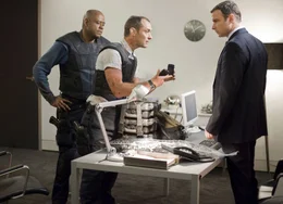 Jake (Forest Whitaker, li.) und Remy (Jude Law, Mi.) bekommen von ihrem Chef Frank Mercer (Liev Schreiber) einen neuen Auftrag.