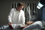 Tobias (Bernhard Piesk) verabreicht Lara (Alma Leiberg) das Gegengift und wacht an ihrem Bett.