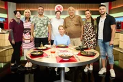Von links: Kandidaten Saskia Brixner, Sabine Pfeiffer, Adib Azizieh, Moderatorin Viktoria Fuchs, Jurorin Cornelia Poletto, Kandidaten Herbert Hauser, Fanny Pietzschmann und Daniel Rammelmeier