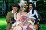 L-R: Ing. Breitfu&szlig; (Roland D&uuml;ringer), Frau Knackal (Monica Weinzettl), Herr Weber (Alfred Dorfer).