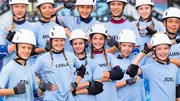 Sechs Mädchen und sechs Jungs kämpfen um den Titel "krass nass!"-Champion. Dabei warten auf die Teilnehmenden spektakuläre Hindernisse, riesige Rutschen und jede Menge Schaum und Wasser. Sechs Mädchen und sechs Jungs kämpfen um den Titel "krass nass!"-Champion. Dabei warten auf die Teilnehmenden spektakuläre Hindernisse, riesige Rutschen und jede Menge Schaum und Wasser.