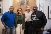 Natascha (2.v.l.) und Maruschka (2.v.r.) Monney mit Pastor Alex Williams (l.) beim Hitproduzenten Gordon Chambers (r.) Natascha (2.v.l.) und Maruschka (2.v.r.) Monney mit Pastor Alex Williams (l.) beim Hitproduzenten Gordon Chambers (r.)