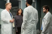 Unterredung zu viert, v.li.: Kevin McKidd als Dr. Owen Hunt, Caterina Scorsone als Dr. Amelia Shepherd, Anthony Hill als Dr. Winston Ndugu, Jake Borelli als Dr. Levi Schmitt