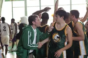 Ted (Nicholas D'Agosto, vorne r.) erh&auml;lt letzte Anweisungen von Coach Robert Owens (Connor Trinneer, vorne l.)