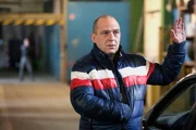 NDR Fernsehen TATORT, "Nasse Sachen", am Dienstag (07.07.15) um 22:00 Uhr. Bei einem nächtlichen Zugriff sieht sich Georg Hantschel (Uwe Preuss, vorne), der Anführer der illegal agierenden Autoschieberbande, plötzlich von den Hauptkommissaren Eva Saalfeld und Andreas Keppler (Martin Wuttke, hinten) auf frischer Tatt gestellt. Aber anstatt sich festnehmen zu lassen greift er unüberlegt und schnell in seine Jacke - und zieht eine Waffe? NDR Fernsehen TATORT, "Nasse Sachen", am Dienstag (07.07.15) um 22:00 Uhr. Bei einem nächtlichen Zugriff sieht sich Georg Hantschel (Uwe Preuss, vorne), der Anführer der illegal agierenden Autoschieberbande, plötzlich von den Hauptkommissaren Eva Saalfeld und Andreas Keppler (Martin Wuttke, hinten) auf frischer Tatt gestellt. Aber anstatt sich festnehmen zu lassen greift er unüberlegt und schnell in seine Jacke - und zieht eine Waffe?