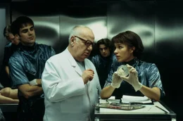 Im Bild: Vordergrund, v.l.n.r.: Caspar (Sebastian Blomberg), Prof. Grombeck (Traugott Buhre), Paula Henning (Franka Potente)