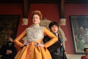 Königin Elizabeth (Rebecca Scott, 2. v. l.), Lord Walsingham (Gabeen Khan, l.), Ellie (Carys John, r.) und Lord Osborne (Finn Buckard, 2.v.r.) staunen nicht schlecht über Graces seltsames Verhalten bei der Tanzprobe für den Valentinsball. Doch ist Osbornes Treue zur Königin vielleicht nur geheuchelt? Königin Elizabeth (Rebecca Scott, 2. v. l.), Lord Walsingham (Gabeen Khan, l.), Ellie (Carys John, r.) und Lord Osborne (Finn Buckard, 2.v.r.) staunen nicht schlecht über Graces seltsames Verhalten bei der Tanzprobe für den Valentinsball. Doch ist Osbornes Treue zur Königin vielleicht nur geheuchelt?