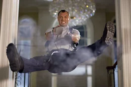Repo Men Remy (Jude Law) entnimmt ohne Skrupel zahlungsunf&auml;higen Patienten die Hightech-Organe, bis er selbst ein Organ ben&ouml;tigt ...