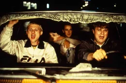 Gro&szlig;stadt-Drama &uuml;ber Freundschaft, eine einzige Nacht und den Sinn des Lebens. Seit Jahren sind sie unzertrennlich: Der melancholische Floyd (Frank Giering, Mi.), der gro&szlig;m&auml;ulige Ricco (Florian Lucas, li.) und der gutm&uuml;tige Walter (Antoine Monot Jr., re.). Doch nun hat Floyd beschlossen, bereits am folgenden Tag Hamburg und damit auch seine besten Freunde zu verlassen. Trotz Abschiedsfrust ziehen die drei ein letztes Mal gemeinsam um die H&auml;user. Das Erstlingswerk des deutschen Regisseurs Sebastian Schipper wurde mit mehreren Preisen ausgezeichnet, unter anderem mit dem Bayerischen und dem Deutschen Filmpreis, und schafft mit seiner leisen Melancholie eine authentisches Filmerlebnis.
