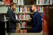 Sebastian Decker (Nicholas Reinke, l.) best&auml;tigt J&uuml;rgen Simmel (Hinnerk Sch&ouml;nemann, r.) Korfmanns Alibi. An dem Tag, als Nadine erschlagen wurde, hatte Sebastian Training mit Korfmann.