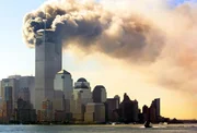 Rauchwolken über Manhattan nach dem Angriff auf das World Trade Center. 9/11 verstärkt politische und gesellschaftliche Konflikte – vom Aufstieg des Rechtspopulismus über die Erosion des Vertrauens in etablierte Medien bis zum Abzug der NATO-Truppe aus Afghanistan. Rauchwolken über Manhattan nach dem Angriff auf das World Trade Center. 9/11 verstärkt politische und gesellschaftliche Konflikte – vom Aufstieg des Rechtspopulismus über die Erosion des Vertrauens in etablierte Medien bis zum Abzug der NATO-Truppe aus Afghanistan.