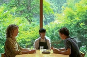 Corentin (re.) und Claire (li.) besuchen das Caf&eacute; Polestar in Kamikatsu, Japan, das von Terumi Azuma (Mi.) gef&uuml;hrt wird. Sie erkl&auml;rt, wie das kleine Restaurant seine Abfallmenge reduziert.