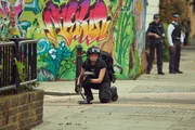 Lana (Vicky McClure, l.) versucht, die Autobombe mit einem externen Zünder zur Explosion zu bringen. Lana (Vicky McClure, l.) versucht, die Autobombe mit einem externen Zünder zur Explosion zu bringen.