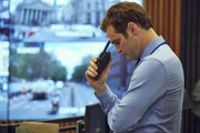 Nicht nur die Attentate machen Thom (Mark Stanley) Sorge. Er kann seine Freundin Lana nicht erreichen. Nicht nur die Attentate machen Thom (Mark Stanley) Sorge. Er kann seine Freundin Lana nicht erreichen.