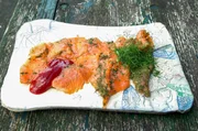 Geräucherte Lachsforelle mit einer Zwetschgen-Birnen-Soße und frischem Dill Geräucherte Lachsforelle mit einer Zwetschgen-Birnen-Soße und frischem Dill