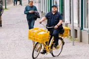Der Brieftr&auml;ger Hanno Hase (Stephan Bieker) kennt den Klatsch und Tratsch der Stadt.