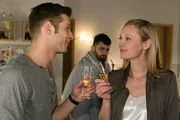 Sonjas (Barbara Sotelsek) entspannter Abend in Gesellschaft von Deniz (Igor Dolgatschew, l.) wird von Can (Volkan Isbert) gestört. Sonjas (Barbara Sotelsek) entspannter Abend in Gesellschaft von Deniz (Igor Dolgatschew, l.) wird von Can (Volkan Isbert) gestört.