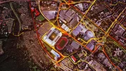 Ostersamstag: An diesem Tag spielte der BVB gegen den FC Bayern. Tausende machten sich deswegen in ganz Deutschland und aus anderen Teilen der Welt auf den Weg, um rechtzeitig in Dortmund zu sein. Die rote Linie steht für die Anhänger des FC Bayern, die gelbe für die Borussia Dortmund Fans. Der Ansturm auf den Fußball-Tempel brachte Dortmunds Straßen und Schienen zum Glühen. 80.667 Plätze wurden in wenigen Stunden gefüllt. Über die B54 strömten Tausende von Autofahrern auf die Stadion-Parkplätze. Auf die Strobelallee durften nur Fußgänger und Einsatzfahrzeuge. Die größte Stehplatz-Tribüne Europas – die "Süd" – füllte sich mit 24.454 Fans. Bis zu 1000 Ordner waren im Einsatz. 103 Drehkreuze regelten den Zugang ins Stadion. Ostersamstag: An diesem Tag spielte der BVB gegen den FC Bayern. Tausende machten sich deswegen in ganz Deutschland und aus anderen Teilen der Welt auf den Weg, um rechtzeitig in Dortmund zu sein. Die rote Linie steht für die Anhänger des FC Bayern, die gelbe für die Borussia Dortmund Fans. Der Ansturm auf den Fußball-Tempel brachte Dortmunds Straßen und Schienen zum Glühen. 80.667 Plätze wurden in wenigen Stunden gefüllt. Über die B54 strömten Tausende von Autofahrern auf die Stadion-Parkplätze. Auf die Strobelallee durften nur Fußgänger und Einsatzfahrzeuge. Die größte Stehplatz-Tribüne Europas – die "Süd" – füllte sich mit 24.454 Fans. Bis zu 1000 Ordner waren im Einsatz. 103 Drehkreuze regelten den Zugang ins Stadion.