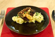 Leibgericht: Kalbsleber Berliner Art mit Kartoffelp&uuml;ree, Apfelringen, karamellisierten Zwiebeln und R&ouml;stzwiebeln von Fanny Pietzschmann