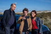 Videokonferenz in den Dünen: Carl Sievers (Peter Heinrich Brix, l.), Hinnerk Feldmann (Oliver Wnuk, M.) und Ina Behrendsen (Julia Brendler, r.) bekommen einen Anruf von Dr. Karp mit ersten Obduktionsergebnissen. Videokonferenz in den Dünen: Carl Sievers (Peter Heinrich Brix, l.), Hinnerk Feldmann (Oliver Wnuk, M.) und Ina Behrendsen (Julia Brendler, r.) bekommen einen Anruf von Dr. Karp mit ersten Obduktionsergebnissen.
