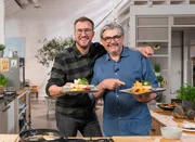 Sören Anders (li.) und Hans Jörg Bachmeier freuen sich auf das Carpaccio vom Wurzelgemüse mit gebratenem Bio-Lachs. Sören Anders (li.) und Hans Jörg Bachmeier freuen sich auf das Carpaccio vom Wurzelgemüse mit gebratenem Bio-Lachs.