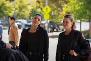 Sie h&ouml;ren skeptisch zu: Hanako Greensmith als Violet Mikami, Jocelyn Hudon als Lyla Novak