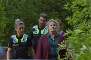Franzi (Rhea Harder-Vennewald, l.) und Nick (Raúl Richter, 2.v.l.) haben ein paar Fragen an Martha Jorgensen (Birge Schade, 2.v.r.): Hat die Gründerin eines Hexenzirkels in Hamburg etwas mit den rätselhaften Symptomen von Christian Hausman zu tun? Franzi (Rhea Harder-Vennewald, l.) und Nick (Raúl Richter, 2.v.l.) haben ein paar Fragen an Martha Jorgensen (Birge Schade, 2.v.r.): Hat die Gründerin eines Hexenzirkels in Hamburg etwas mit den rätselhaften Symptomen von Christian Hausman zu tun?