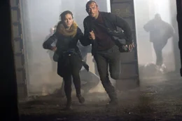 Beth (Alice Braga) und Remy (Jude Law) sind auf der Flucht vor ihren Verfolgern...