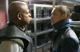 Remy (Jude Law, r.) teilt seinem Kollegen Jake (Forest Whitaker) mit, dass er seinen Job als "Repo Men" an den Nagel h&auml;ngen will und in den Verkauf wechseln will.
