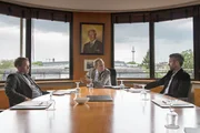 Hotelchef Toni Bronner (Kai Lentrodt, M.), Co-Direktor Peter Solbach (Sebastian Müller-Stahl, l.) und Teilhaber Moritz Sturm (Ben Ruedinger, r.) streiten über das Übernahmeangebot einer großen Hotelkette. Hotelchef Toni Bronner (Kai Lentrodt, M.), Co-Direktor Peter Solbach (Sebastian Müller-Stahl, l.) und Teilhaber Moritz Sturm (Ben Ruedinger, r.) streiten über das Übernahmeangebot einer großen Hotelkette.