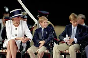 Feierlichkeiten zum VJ-Tag. Diana, Prinzessin von Wales, mit Prinz Harry (M.) und Prinz William.