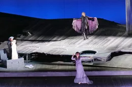 Don Giovanni (Luca Micheletti, hinten re.) umwirbt Zerlina (Francesca di Sauro, Mi.) so lange, bis diese schlie&szlig;lich nachgibt.