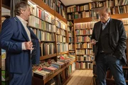 Ekki (Oliver Korittke, l.) zeigt seinem Kumpel Wilsberg (Leonard Lansink, r.) stolz seinen neuen Anzug, doch wird er als Trauzeuge auch wirklich zum Einsatz kommen? Ekki (Oliver Korittke, l.) zeigt seinem Kumpel Wilsberg (Leonard Lansink, r.) stolz seinen neuen Anzug, doch wird er als Trauzeuge auch wirklich zum Einsatz kommen?