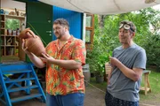 David Paschulke (Daniel Zillmann, l.) findet in seinem Garten eine römische Amphore. Kann die echt sein? Fritz (Guido Hammesfahr, r.) hat da seine Zweifel. David Paschulke (Daniel Zillmann, l.) findet in seinem Garten eine römische Amphore. Kann die echt sein? Fritz (Guido Hammesfahr, r.) hat da seine Zweifel.