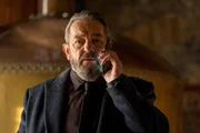 Frank McDonnell (Francis Magee) erfährt, dass Liamh einen seiner Verwandten auf sehr unschöne Weise umgebracht hat. Frank McDonnell (Francis Magee) erfährt, dass Liamh einen seiner Verwandten auf sehr unschöne Weise umgebracht hat.