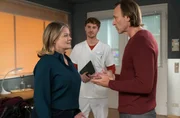 Petra Minou (Birge Schade, li.), Dr. Martin Steins (Bernhard Bettermann, re.) Partnerin, ist auf einer Shoppingtour zusammengebrochen. Herzchirurg Benno Nowak (Frédéric Brossier, mi.) hat festgestellt, dass sie eine neue Herzklappe benötigt. Martin plädiert für die wahrscheinlich lebenslange Lösung einer mechanischen Herzklappe, die jedoch auch Nachteile hat und Benno schlägt eher eine biologische Klappe vor, die jedoch nicht so lange hält. Petra Minou (Birge Schade, li.), Dr. Martin Steins (Bernhard Bettermann, re.) Partnerin, ist auf einer Shoppingtour zusammengebrochen. Herzchirurg Benno Nowak (Frédéric Brossier, mi.) hat festgestellt, dass sie eine neue Herzklappe benötigt. Martin plädiert für die wahrscheinlich lebenslange Lösung einer mechanischen Herzklappe, die jedoch auch Nachteile hat und Benno schlägt eher eine biologische Klappe vor, die jedoch nicht so lange hält.
