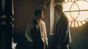 Henri (Christy O'Donnell, l.) erf&auml;hrt von seinem Vater Victor (Ingo Brosch, r.) neue Details &uuml;ber das Reisen durch die Zeit.