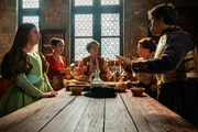 Ralph (Ben Gettins, r.) berichtet von seinem nächtlichen Rundgang, bei dem er einen Geist gesehen haben will. Grace (Evie Coles, l.), Ellie (Carys John, 2. v. l.) und Masou (Rafael Alessandro, M.) lauschen ihm gebannt. Mrs. C. (Tracey Wilkinson, 2. v. r.) glaubt ihrem Sohn Ralph selbstverständlich. Ralph (Ben Gettins, r.) berichtet von seinem nächtlichen Rundgang, bei dem er einen Geist gesehen haben will. Grace (Evie Coles, l.), Ellie (Carys John, 2. v. l.) und Masou (Rafael Alessandro, M.) lauschen ihm gebannt. Mrs. C. (Tracey Wilkinson, 2. v. r.) glaubt ihrem Sohn Ralph selbstverständlich.