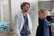 Als einer der Mitarbeiter des Stuttgarter Abfallentsorgungsunternehmens „Green Recycling“ mit dem Motorrad auf einer Landstraße tödlich verunglückt, geraten die Firmenchefin Bettina Zabel (Theresa Berlage) und ihr Sohn Julian Zabel (Moritz Heidelbach) in den Fokus der Ermittlungen. Die Kommissare gehen dem Verdacht nach, dass das Motorrad auf dem Werkshof ihrer Firma manipuliert wurde. Was verschweigen Mutter und Sohn? Als einer der Mitarbeiter des Stuttgarter Abfallentsorgungsunternehmens „Green Recycling“ mit dem Motorrad auf einer Landstraße tödlich verunglückt, geraten die Firmenchefin Bettina Zabel (Theresa Berlage) und ihr Sohn Julian Zabel (Moritz Heidelbach) in den Fokus der Ermittlungen. Die Kommissare gehen dem Verdacht nach, dass das Motorrad auf dem Werkshof ihrer Firma manipuliert wurde. Was verschweigen Mutter und Sohn?