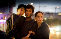 Auf der Flucht vor Killern, die im Bundeskriminalamt als Kripobeamte arbeiten: (v.l.n.r.) Tao (Kevin Fang), Gerry (Andreas Kiendl) und Ester (Marie Zielcke)