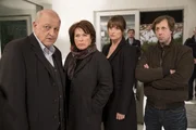 Georg Wilsberg (Leonard Lansink, l.), Anna Springer (Rita Russek, 2.v.l.), Alex (Ina Paule Klink, 2.v.r.) und Ekki (Oliver Korittke, r.) ermitteln in einem neuen Fall.