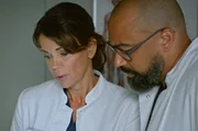 Dr. Evans (Tino Führer) ist eine Idee gekommen. Können er und Dr. Jonas (Gerit Kling) so ihren Patienten mit den rätselhaften Symptomen retten? Dr. Evans (Tino Führer) ist eine Idee gekommen. Können er und Dr. Jonas (Gerit Kling) so ihren Patienten mit den rätselhaften Symptomen retten?