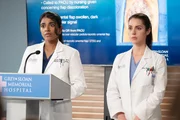 Unangenehmer Auftritt, v.li.: Anita Kalathara als Dr. Kavita Mohanty, Adelaide Kane als Dr. Jules Millin