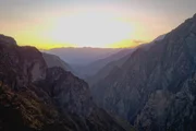 Der Colca Canyon Perus ist eine der tiefsten Schluchten der Welt, doppelt so tief wie der Grand Canyon. Der Colca Canyon Perus ist eine der tiefsten Schluchten der Welt, doppelt so tief wie der Grand Canyon.